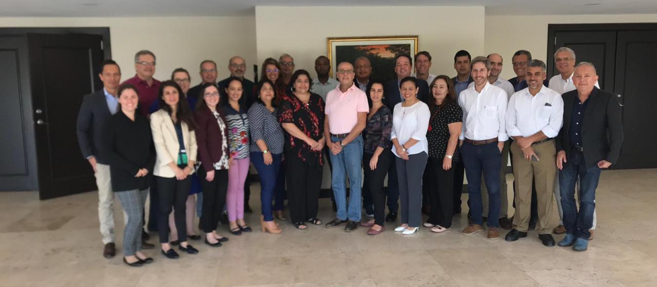 Representantes de OPS, BID, CHAI, COMISCA Y Proyecto Mesoamérica durante la reunión de la IREM en El Salvador 