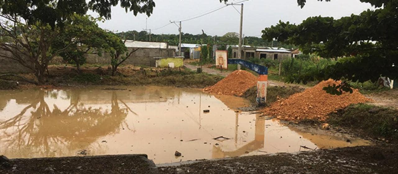 La cancha de baloncesto junto a la escuela, conocida en La Ciénaga como la “laguna de la malaria”.