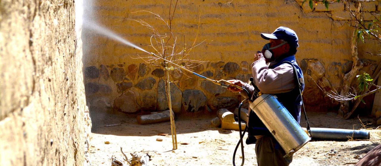 La fumigación en los hogares es una de las herramientas para luchar contra la malaria