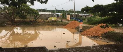 La cancha de baloncesto junto a la escuela, conocida en La Ciénaga como la “laguna de la malaria”.
