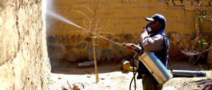 La fumigación en los hogares es una de las herramientas para luchar contra la malaria